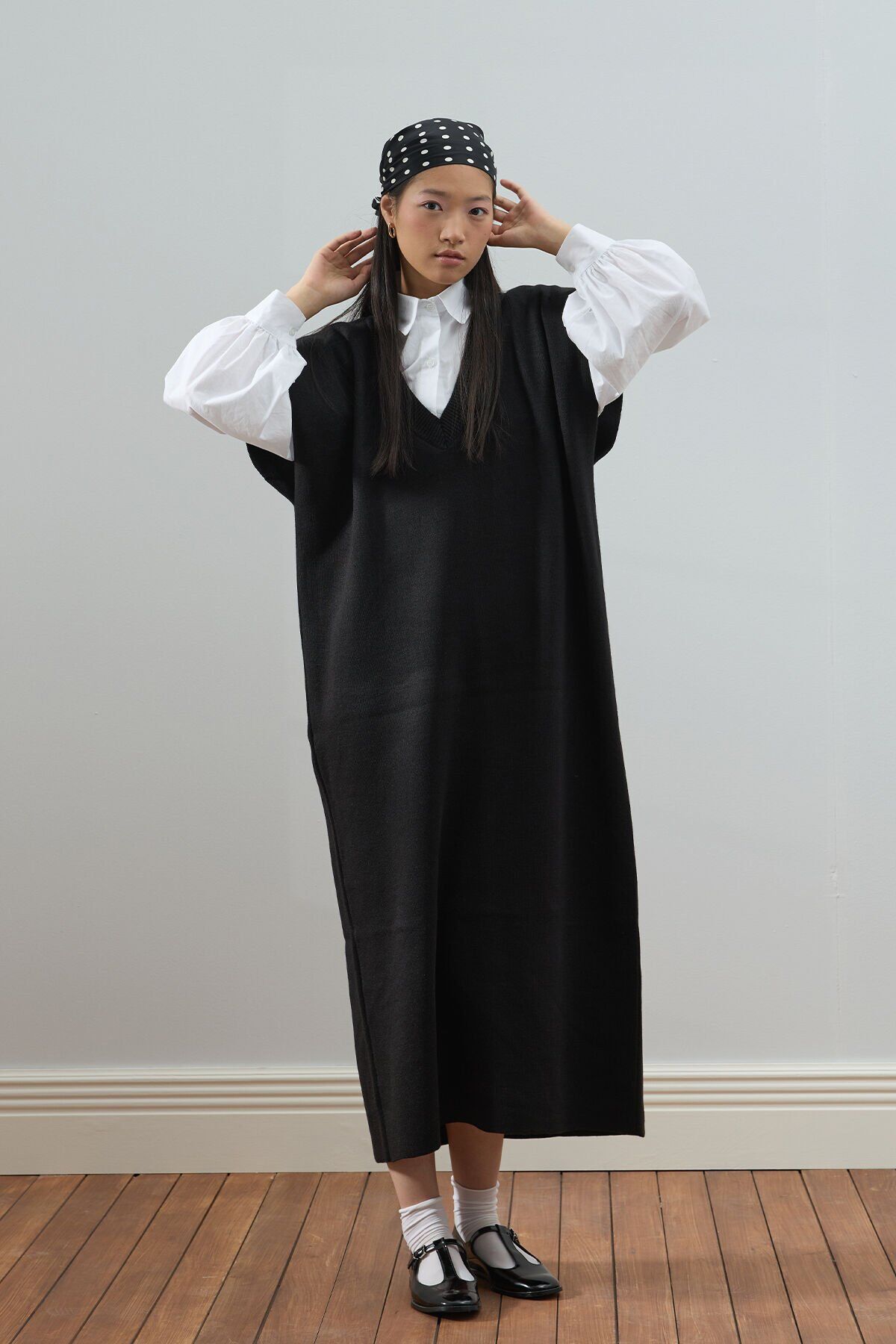 Siyah Triko V Yaka Jile & Beyaz Klasik Yaka Crop Gömlek Takım