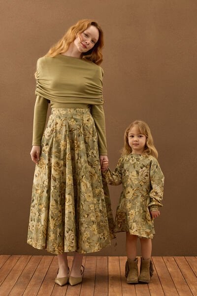 Haki Gül Desenli Korsaj Detay Çocuk Elbise & Çağla Oysho Büzgü Detaylı Bluz & Haki Gül Desenli Parçalı Etek Takım