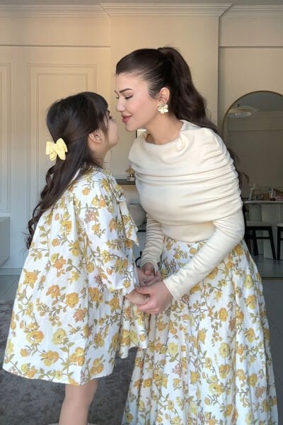 Sarı Çiçek Detaylı Çocuk Elbise & Krem Oysho Büzgü Detaylı Bluz & Sarı Çiçek Desenli Parçalı Etek Takım