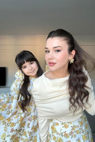 Sarı Çiçek Detaylı Çocuk Elbise & Krem Oysho Büzgü Detaylı Bluz & Sarı Çiçek Desenli Parçalı Etek Takım