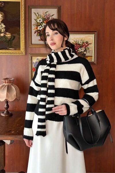 Siyah Beyaz Çizgili Atkı Detay Kazak