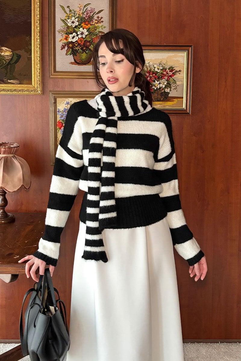 Siyah Beyaz Çizgili Atkı Detay Kazak