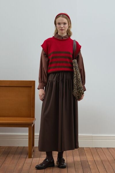 Kırmızı Çizgi Detaylı Süveter & Acı Kahve Fırfır Detay Poliviskon Etek Takım